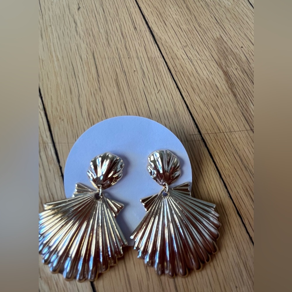 Gold shell earrings
